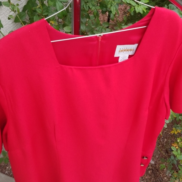 Dress (One piece) - Picture 2 of 4